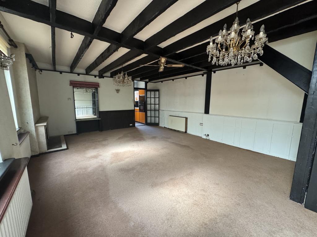 Lot: 178 - DETACHED COTTAGE FOR IMPROVEMENT AND REPAIR WITH LARGE GARAGE - Living room
